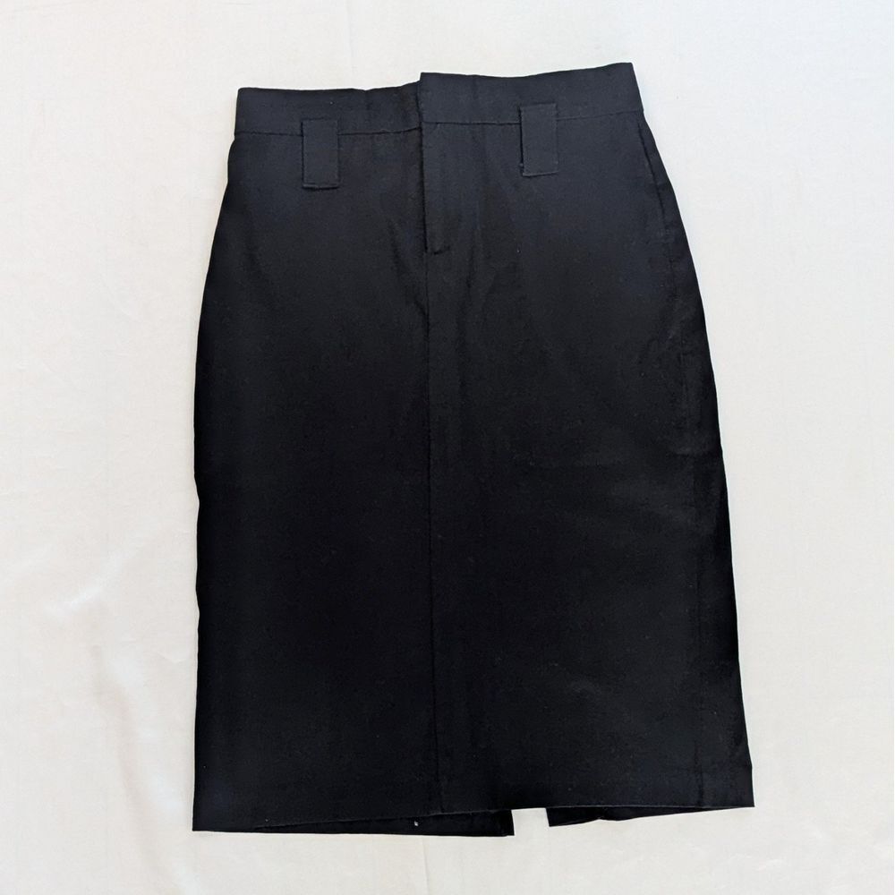 Forever 21 Dress Skirt with Slit on Back Black Small‎